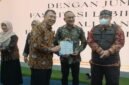 Perwakilan DPPKB Kota Bekasi menerima penghargaan kategori Capaian Sistem Peringatan Dini Pengendalian Penduduk (Si Perindu) dari Kantor Perwakilan BKKBN Provinsi Jawa Barat