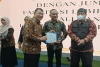 Perwakilan DPPKB Kota Bekasi menerima penghargaan kategori Capaian Sistem Peringatan Dini Pengendalian Penduduk (Si Perindu) dari Kantor Perwakilan BKKBN Provinsi Jawa Barat