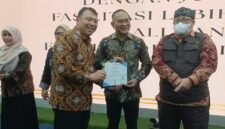 Perwakilan DPPKB Kota Bekasi menerima penghargaan kategori Capaian Sistem Peringatan Dini Pengendalian Penduduk (Si Perindu) dari Kantor Perwakilan BKKBN Provinsi Jawa Barat