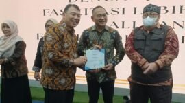 Perwakilan DPPKB Kota Bekasi menerima penghargaan kategori Capaian Sistem Peringatan Dini Pengendalian Penduduk (Si Perindu) dari Kantor Perwakilan BKKBN Provinsi Jawa Barat