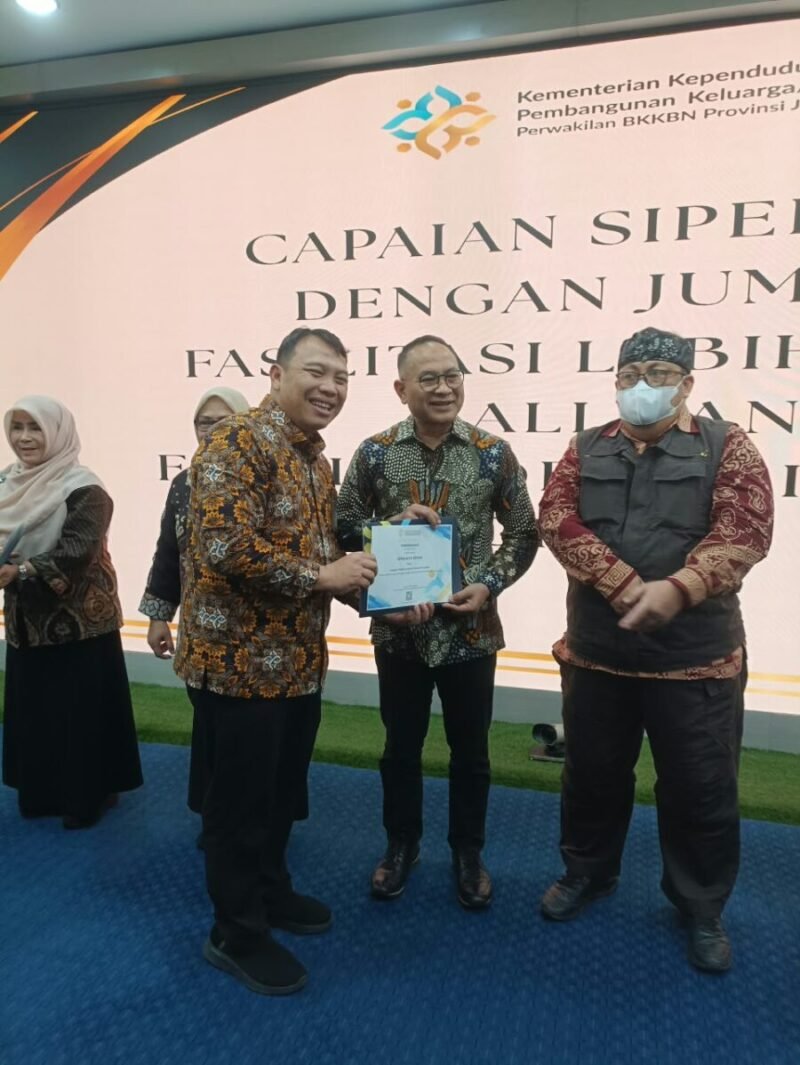 Perwakilan DPPKB Kota Bekasi menerima penghargaan kategori Capaian Sistem Peringatan Dini Pengendalian Penduduk (Si Perindu) dari Kantor Perwakilan BKKBN Provinsi Jawa Barat
