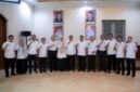 Gubernur Banten Andra Soni foto bersama jajaran Pemprov Banten usai pembahasan Rancangan Pergub tentang Corporate University di Gedung Negara Provinsi Banten


