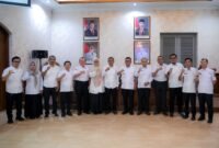 Gubernur Banten Andra Soni foto bersama jajaran Pemprov Banten usai pembahasan Rancangan Pergub tentang Corporate University di Gedung Negara Provinsi Banten

