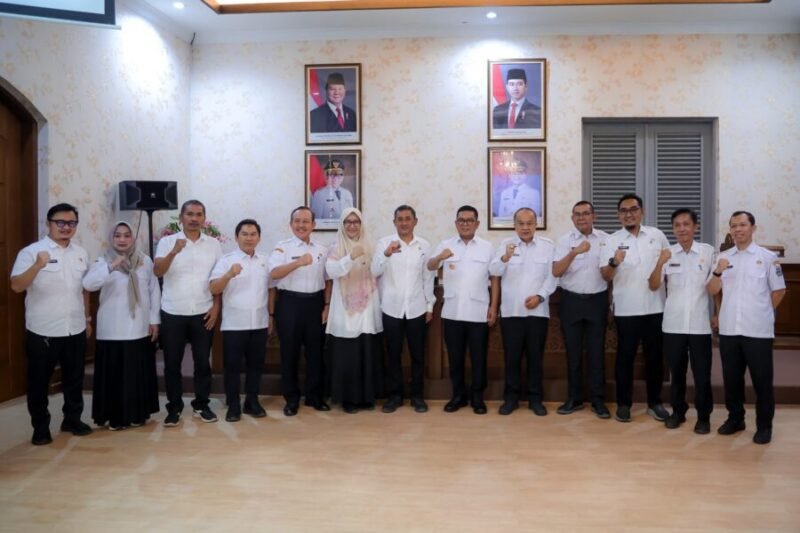 Gubernur Banten Andra Soni foto bersama jajaran Pemprov Banten usai pembahasan Rancangan Pergub tentang Corporate University di Gedung Negara Provinsi Banten


