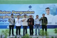 Wakil Menteri Ketenagakerjaan Afriansyah Noor foto bersama jajaran pejabat dan mitra industri pada kegiatan Penguatan Sinergitas Pelatihan di BPVP Banyuwangi

