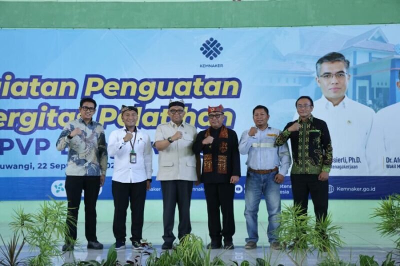 Wakil Menteri Ketenagakerjaan Afriansyah Noor foto bersama jajaran pejabat dan mitra industri pada kegiatan Penguatan Sinergitas Pelatihan di BPVP Banyuwangi

