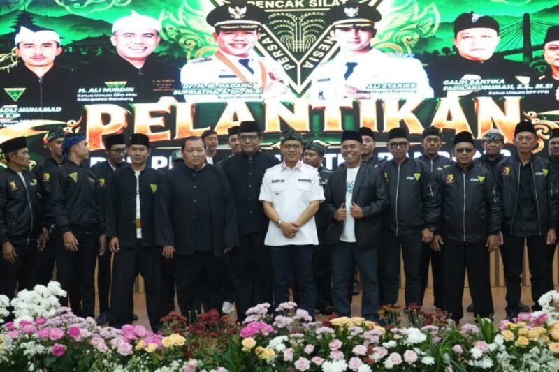 upati Bandung Dadang Supriatna foto bersama pengurus DPD PPSI Kabupaten Bandung periode 2026–2031 usai pelantikan di Gedung Moh. Toha, Soreang

