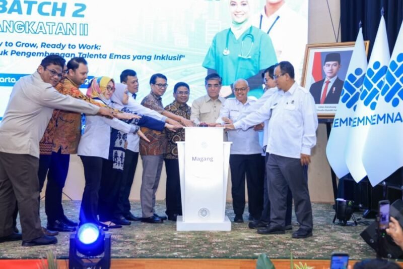 Sejumlah pejabat Kemnaker bersama perwakilan kementerian dan lembaga menekan tombol tanda dimulainya Program Pemagangan Nasional (MagangHub) Batch 2 Angkatan II.