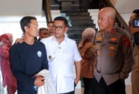 Gubernur dan Kapolda berbincang dengan keluarga korban.