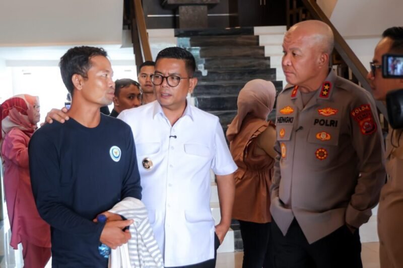 Gubernur dan Kapolda berbincang dengan keluarga korban.
