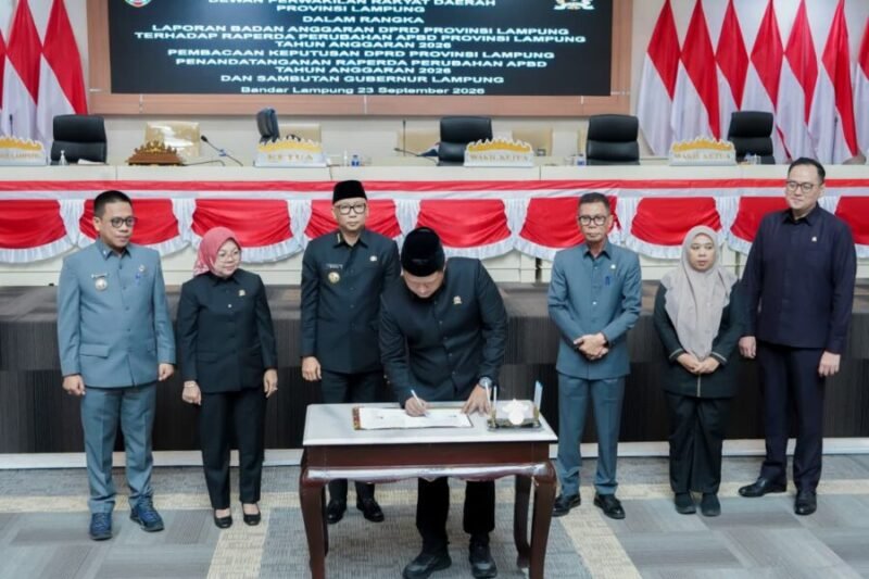 Penandatanganan persetujuan bersama Raperda Perubahan APBD Provinsi Lampung Tahun Anggaran 2026 dalam Rapat Paripurna DPRD Provinsi Lampung, Bandar Lampung, Rabu (23/9/2026).