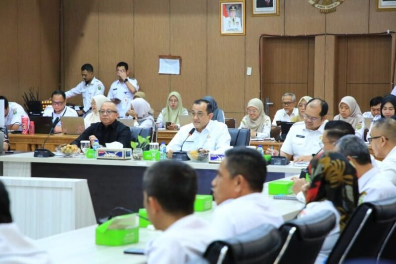 Sekda Sumsel Edward Candra memberikan arahan kepada jajaran OPD dalam kegiatan Pengukuhan IKK di Bappeda Sumsel.