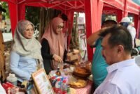 Wakil Wali Kota Bekasi Abdul Harris Bobihoe menghampiri stan minuman dan camilan pada bazar UMKM GOW Kota Bekasi.