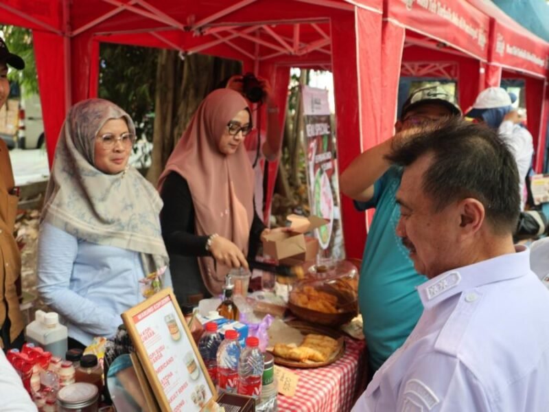 Wakil Wali Kota Bekasi Abdul Harris Bobihoe menghampiri stan minuman dan camilan pada bazar UMKM GOW Kota Bekasi.