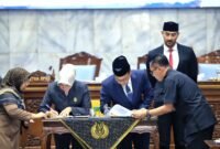 Penandatanganan dokumen persetujuan bersama antara unsur pimpinan DPRD dan Pemkab Bandung dalam Rapat Paripurna.