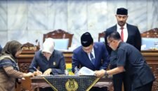 Penandatanganan dokumen persetujuan bersama antara unsur pimpinan DPRD dan Pemkab Bandung dalam Rapat Paripurna.