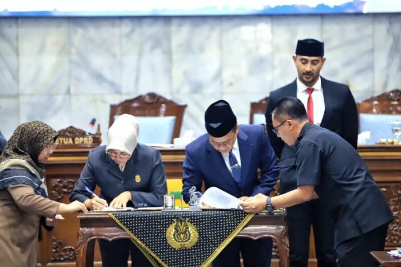 Penandatanganan dokumen persetujuan bersama antara unsur pimpinan DPRD dan Pemkab Bandung dalam Rapat Paripurna.