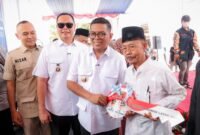 Gubernur Banten Andra Soni menyerahkan kunci simbolis bantuan rumah layak huni (RTLH) kepada warga penerima manfaat.