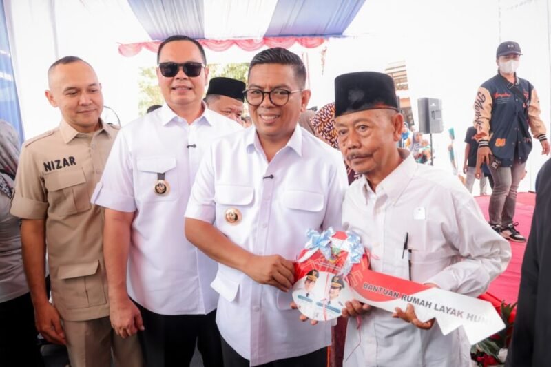Gubernur Banten Andra Soni menyerahkan kunci simbolis bantuan rumah layak huni (RTLH) kepada warga penerima manfaat.