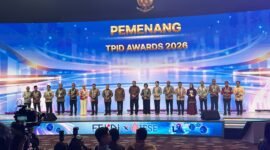 Para pemenang penghargaan TPID Awards 2026 berfoto bersama usai acara penganugerahan di JICC