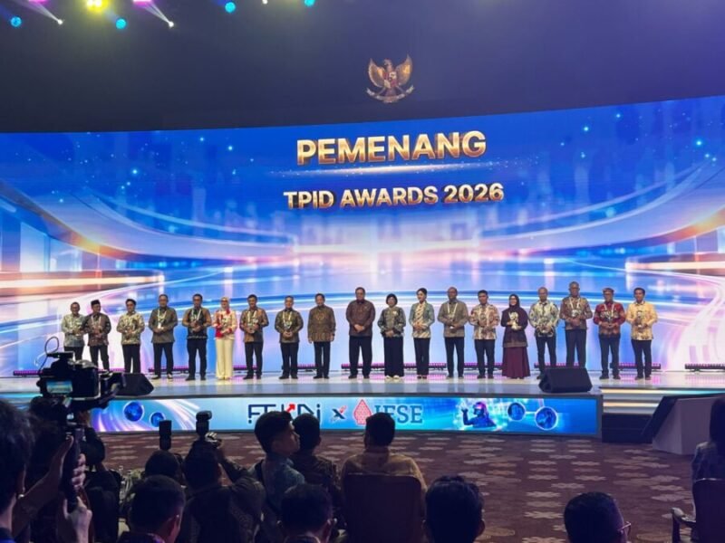 Para pemenang penghargaan TPID Awards 2026 berfoto bersama usai acara penganugerahan di JICC