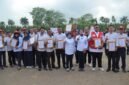 Purnama Wulan Sari Mirza berfoto bersama para penerima penghargaan dan relawan usai upacara Peringatan HUT ke-81 PMI
