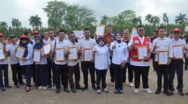 Purnama Wulan Sari Mirza berfoto bersama para penerima penghargaan dan relawan usai upacara Peringatan HUT ke-81 PMI