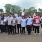 Purnama Wulan Sari Mirza berfoto bersama para penerima penghargaan dan relawan usai upacara Peringatan HUT ke-81 PMI