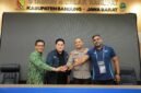 Menpora Erick Thohir, Bupati Bandung Dadang Supriatna, Kapolda Jabar Irjen Pol Pipit Rismanto, dan perwakilan FIFA bertumpuk tangan usai meninjau kesiapan Stadion
