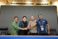 Menpora Erick Thohir, Bupati Bandung Dadang Supriatna, Kapolda Jabar Irjen Pol Pipit Rismanto, dan perwakilan FIFA bertumpuk tangan usai meninjau kesiapan Stadion