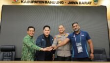 Menpora Erick Thohir, Bupati Bandung Dadang Supriatna, Kapolda Jabar Irjen Pol Pipit Rismanto, dan perwakilan FIFA bertumpuk tangan usai meninjau kesiapan Stadion