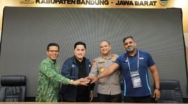 Menpora Erick Thohir, Bupati Bandung Dadang Supriatna, Kapolda Jabar Irjen Pol Pipit Rismanto, dan perwakilan FIFA bertumpuk tangan usai meninjau kesiapan Stadion