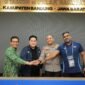 Menpora Erick Thohir, Bupati Bandung Dadang Supriatna, Kapolda Jabar Irjen Pol Pipit Rismanto, dan perwakilan FIFA bertumpuk tangan usai meninjau kesiapan Stadion