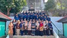 Sivitas akademika UWM Yogyakarta berziarah ke makam pendiri kampus di Imogiri dalam rangka Dies Natalis ke-44.