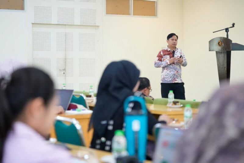 Aryanto, Supply Chain Spesialist PT Bio Farma (Persero) saat memberikan materi dalam kegiatan Workshop Logistics and Supply Chain Management yang diselenggarakan oleh UMY dan NUS
