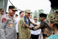 Sekda Provinsi Banten Deden Apriandhi didampingi Kapolda Banten Irjen Pol. Hengky menerima pengalungan syal saat tiba pada acara penandatanganan PKS Kerjasama Penyerapan Tenaga Kerja di SMK Gyokai

