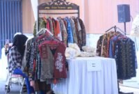 Produk busana daerah dan jajanan khas dipamerkan dalam bazar UMKM yang memeriahkan pelantikan pengurus Perkumpulan Wanita Palembang Sumatera Selatan