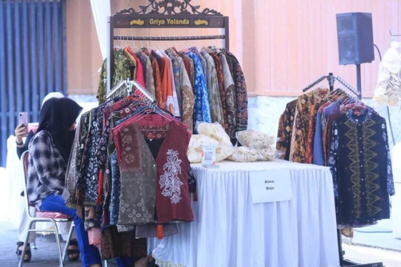 Produk busana daerah dan jajanan khas dipamerkan dalam bazar UMKM yang memeriahkan pelantikan pengurus Perkumpulan Wanita Palembang Sumatera Selatan