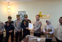 Kombes Pol Dr. I Gusti Gede Dharma Arimbawa (tengah) menerima dokumen serah terima jenazah almarhum Surakman, korban hilang kontak Kapal Aruphadatu 1 di Selat Sunda
