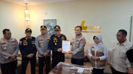 Kombes Pol Dr. I Gusti Gede Dharma Arimbawa (tengah) menerima dokumen serah terima jenazah almarhum Surakman, korban hilang kontak Kapal Aruphadatu 1 di Selat Sunda