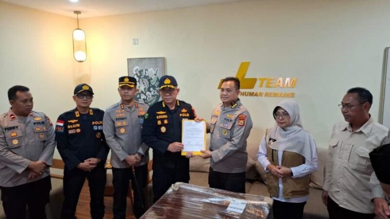 Kombes Pol Dr. I Gusti Gede Dharma Arimbawa (tengah) menerima dokumen serah terima jenazah almarhum Surakman, korban hilang kontak Kapal Aruphadatu 1 di Selat Sunda