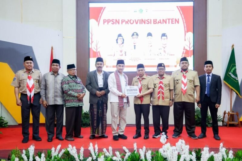 Wakil Gubernur Banten Achmad Dimyati Natakusumah secara simbolis menyerahkan bantuan operasional dalam acara Pelepasan Kontingen Perkemahan Pramuka Santri Nusantara (PPSN) VI Provinsi Banten di Kota Serang

