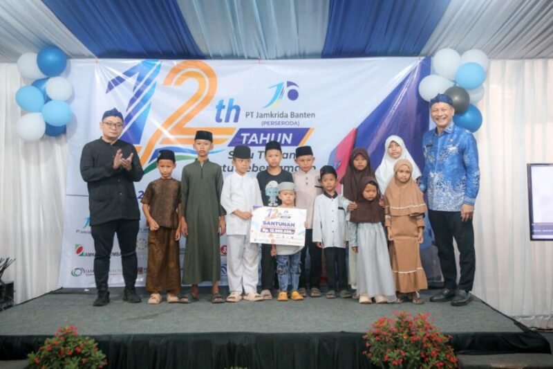 Sekda Provinsi Banten Deden Apriandhi dan Direktur PT Jamkrida Banten Nizar menyalurkan santunan secara simbolis kepada anak yatim dalam peringatan HUT ke-12 PT Jamkrida Banten di Kota Serang

