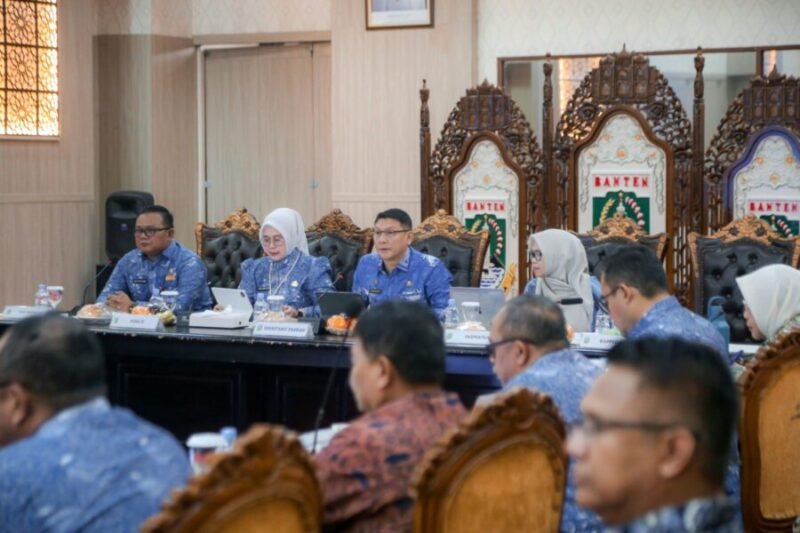 Sekda Provinsi Banten Deden Apriandhi memberikan paparan saat mengikuti Evaluasi Implementasi SAKIP Tahun 2026 secara virtual di Pendopo Gubernur Banten

