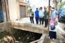Bupati Bandung Dadang Supriatna meninjau pengerjaan normalisasi Irigasi Cigugur berbasis gotong royong pentahelix di Desa Ciheulang, Kecamatan Ciparay

