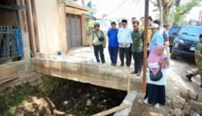 Bupati Bandung Dadang Supriatna meninjau pengerjaan normalisasi Irigasi Cigugur berbasis gotong royong pentahelix di Desa Ciheulang, Kecamatan Ciparay

