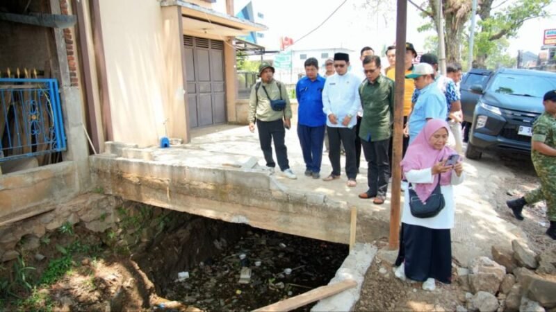 Bupati Bandung Dadang Supriatna meninjau pengerjaan normalisasi Irigasi Cigugur berbasis gotong royong pentahelix di Desa Ciheulang, Kecamatan Ciparay

