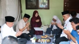 Gubernur Banten Andra Soni memanjatkan doa bersama keluarga jurnalis yang hilang di perairan Selat Sunda saat berkunjung ke kediaman korban di Tangerang Selatan

