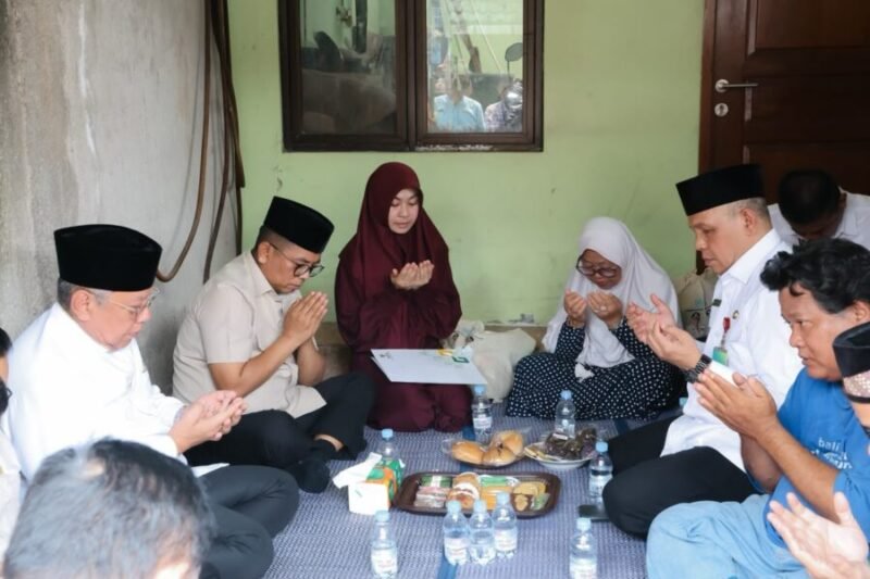 Gubernur Banten Andra Soni memanjatkan doa bersama keluarga jurnalis yang hilang di perairan Selat Sunda saat berkunjung ke kediaman korban di Tangerang Selatan

