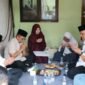 Gubernur Banten Andra Soni memanjatkan doa bersama keluarga jurnalis yang hilang di perairan Selat Sunda saat berkunjung ke kediaman korban di Tangerang Selatan

